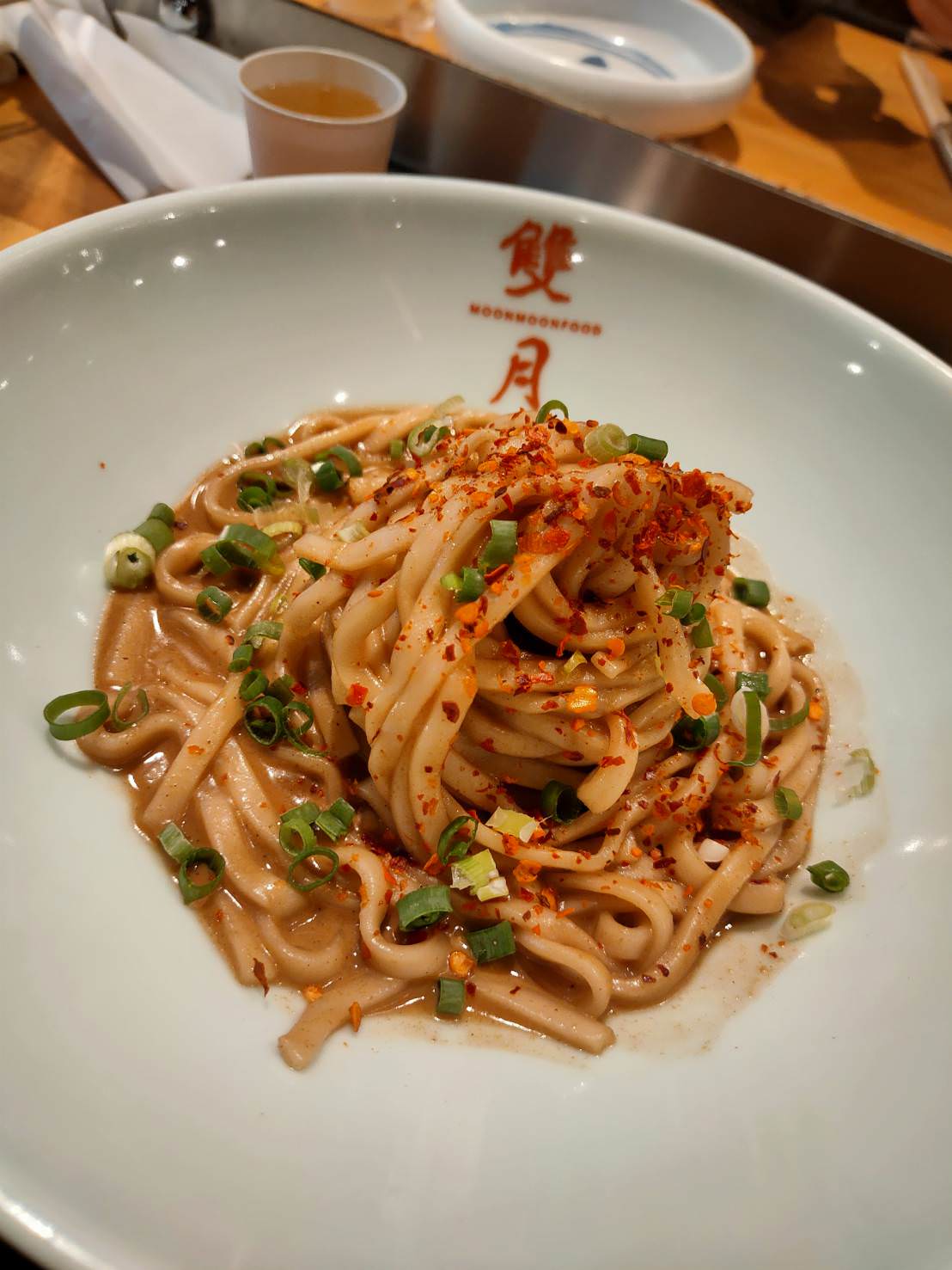 雙月食品社|必比登推薦,獨家品嚐濟南店招牌料理!人氣燉雞湯~東港肥美鮮蚵 - 第8張圖 雙月食品社愛恨椒芝麵