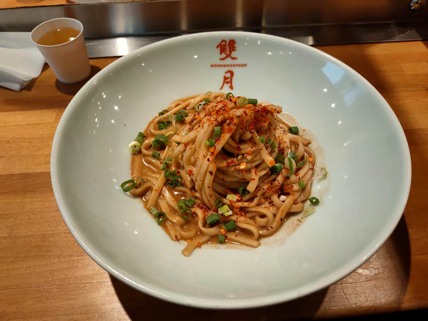 雙月食品社|必比登推薦,獨家品嚐濟南店招牌料理!人氣燉雞湯~東港肥美鮮蚵 - 第7張圖 雙月食品社愛恨椒芝麵