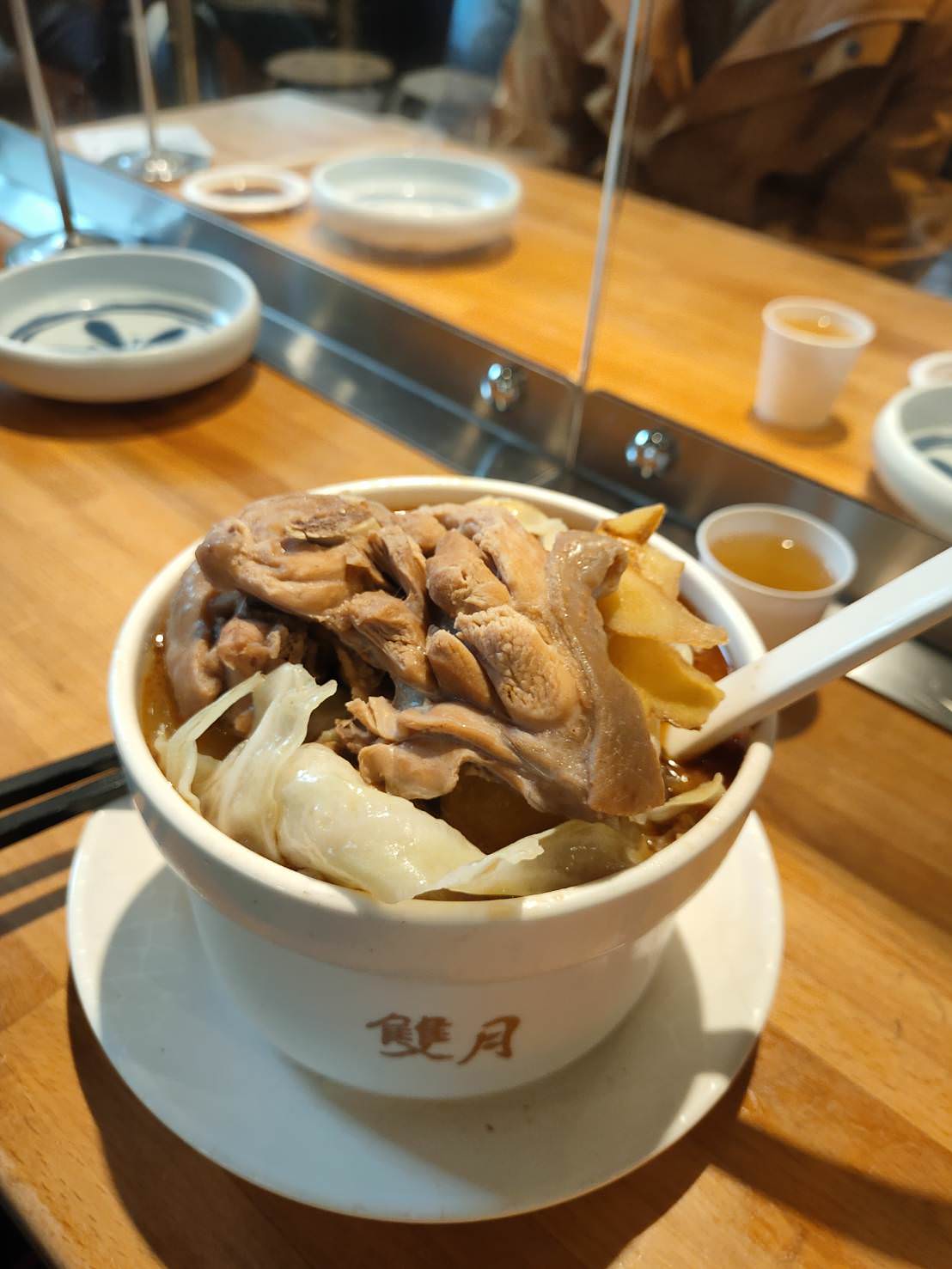 雙月食品社|必比登推薦,獨家品嚐濟南店招牌料理!人氣燉雞湯~東港肥美鮮蚵 - 第10張圖 雙月食品社愛恨椒芝麵麻油燉雞湯