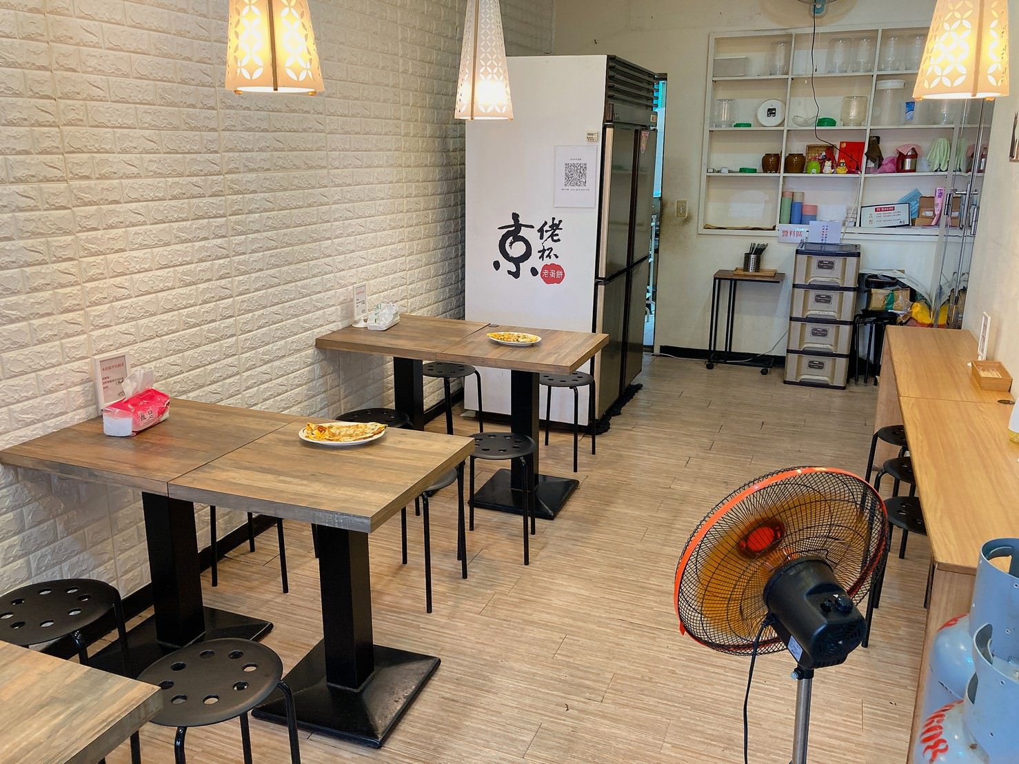 【桃園中壢】京佬杯粉漿蛋餅|自由搭配|麵捲燒|延續30年的好味道|美食 - 第17張圖 京佬杯店內環境