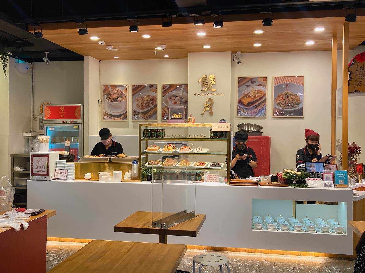 雙月食品社|必比登推薦,獨家品嚐濟南店招牌料理!人氣燉雞湯~東港肥美鮮蚵 - 第17張圖 雙月食品社櫃台