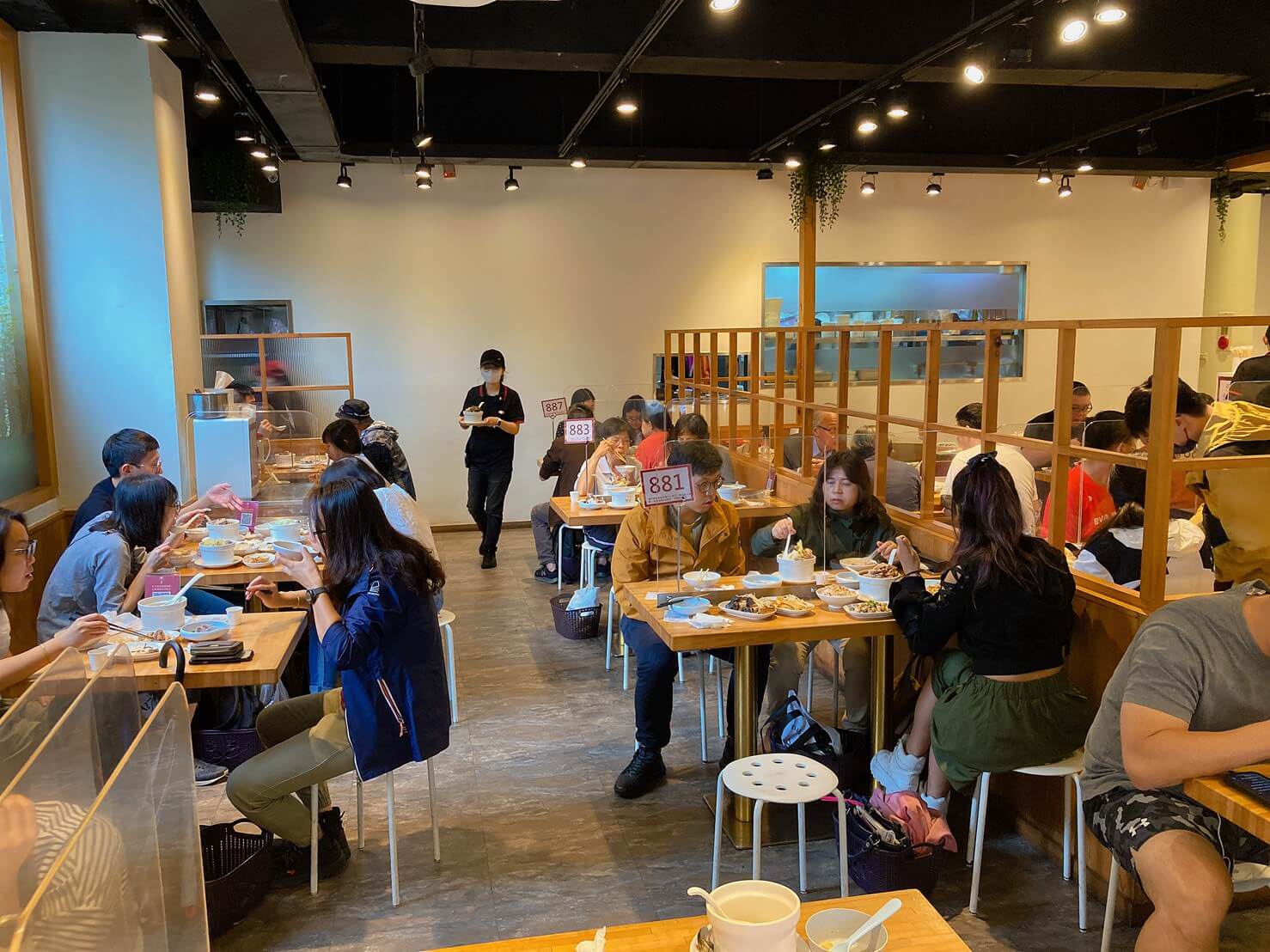雙月食品社|必比登推薦,獨家品嚐濟南店招牌料理!人氣燉雞湯~東港肥美鮮蚵 - 第15張圖 雙月食品社