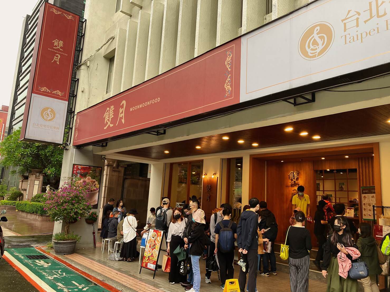 雙月食品社|必比登推薦,獨家品嚐濟南店招牌料理!人氣燉雞湯~東港肥美鮮蚵 - 第2張圖 雙月食品社