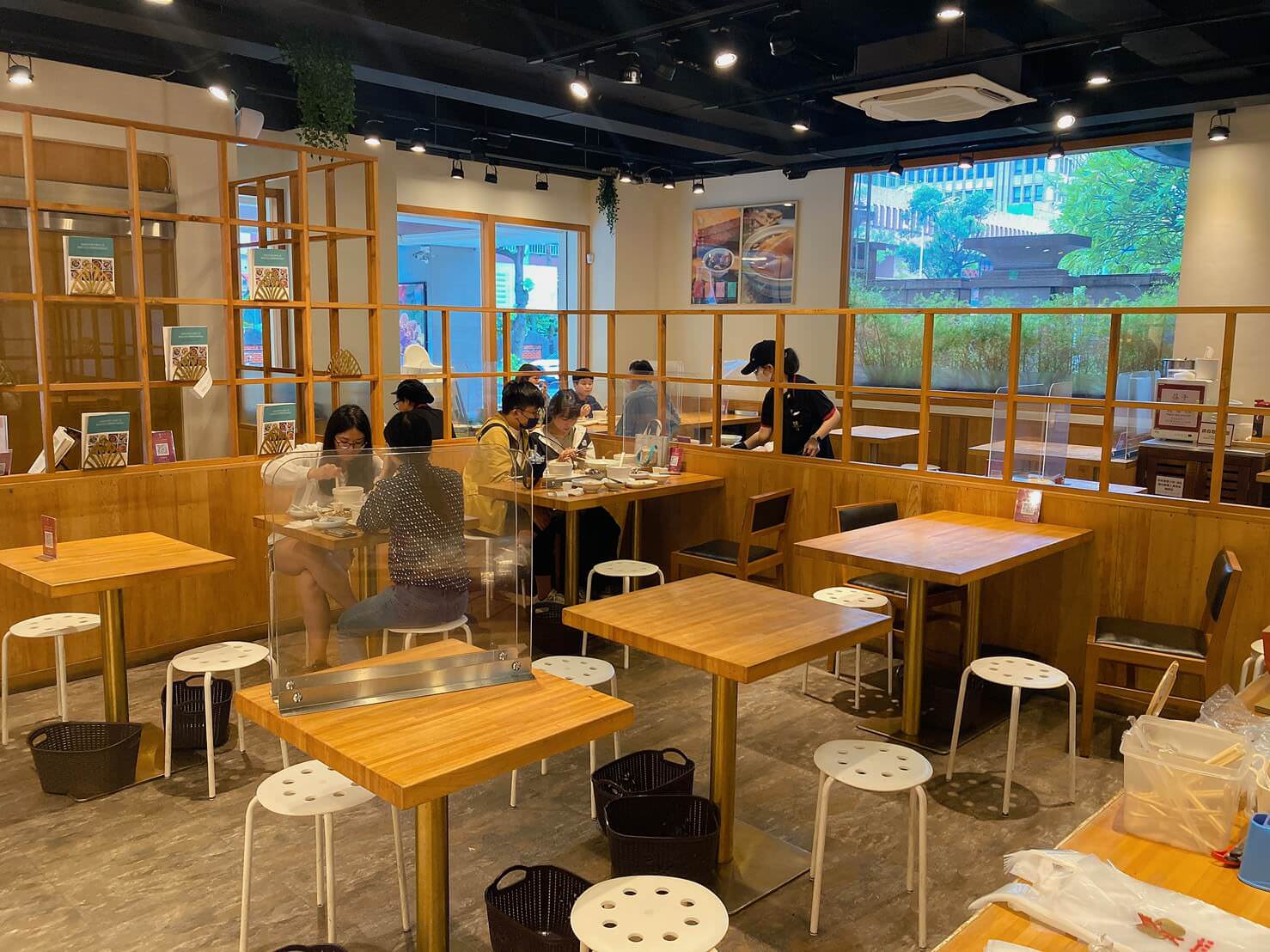 雙月食品社|必比登推薦,獨家品嚐濟南店招牌料理!人氣燉雞湯~東港肥美鮮蚵 - 第16張圖 雙月食品社
