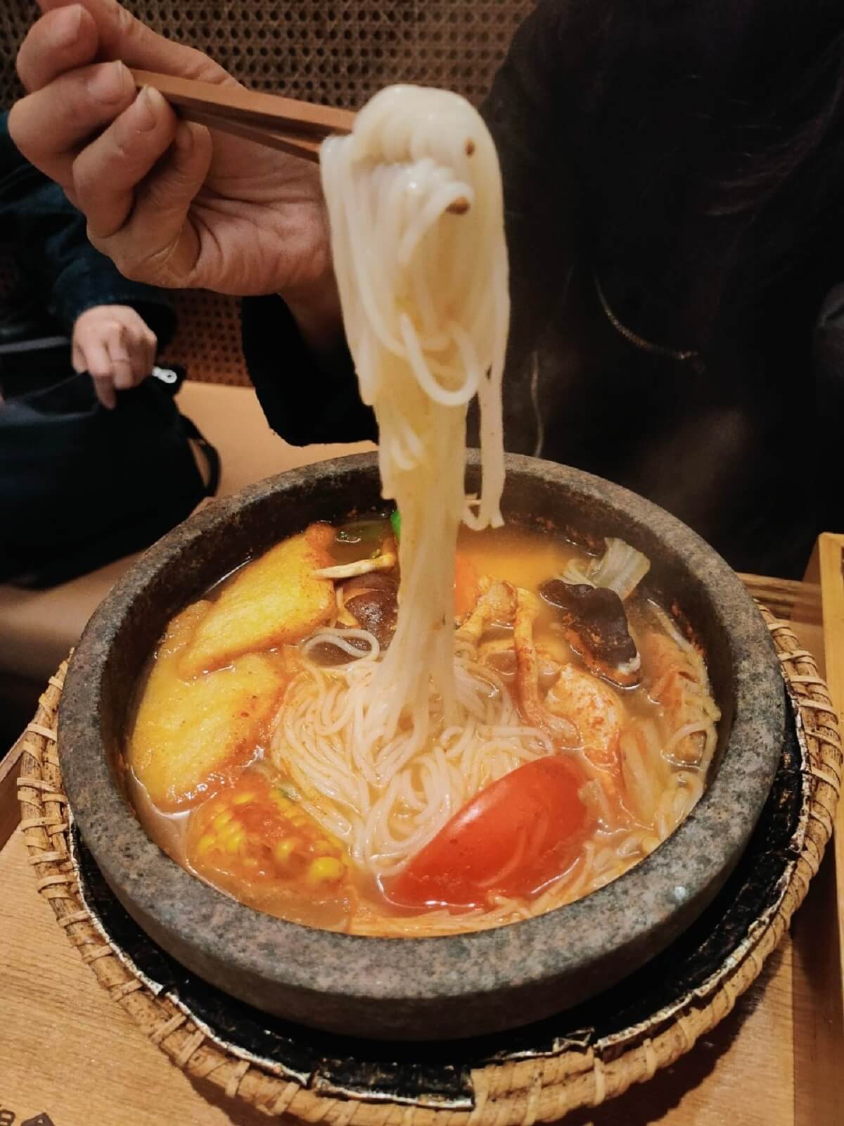 【八二親食健康料理】番茄風味桑拿米線、蒲燒茄子、炙燒紫酥捲,健康美食饗宴! - 第10張圖 八二親食