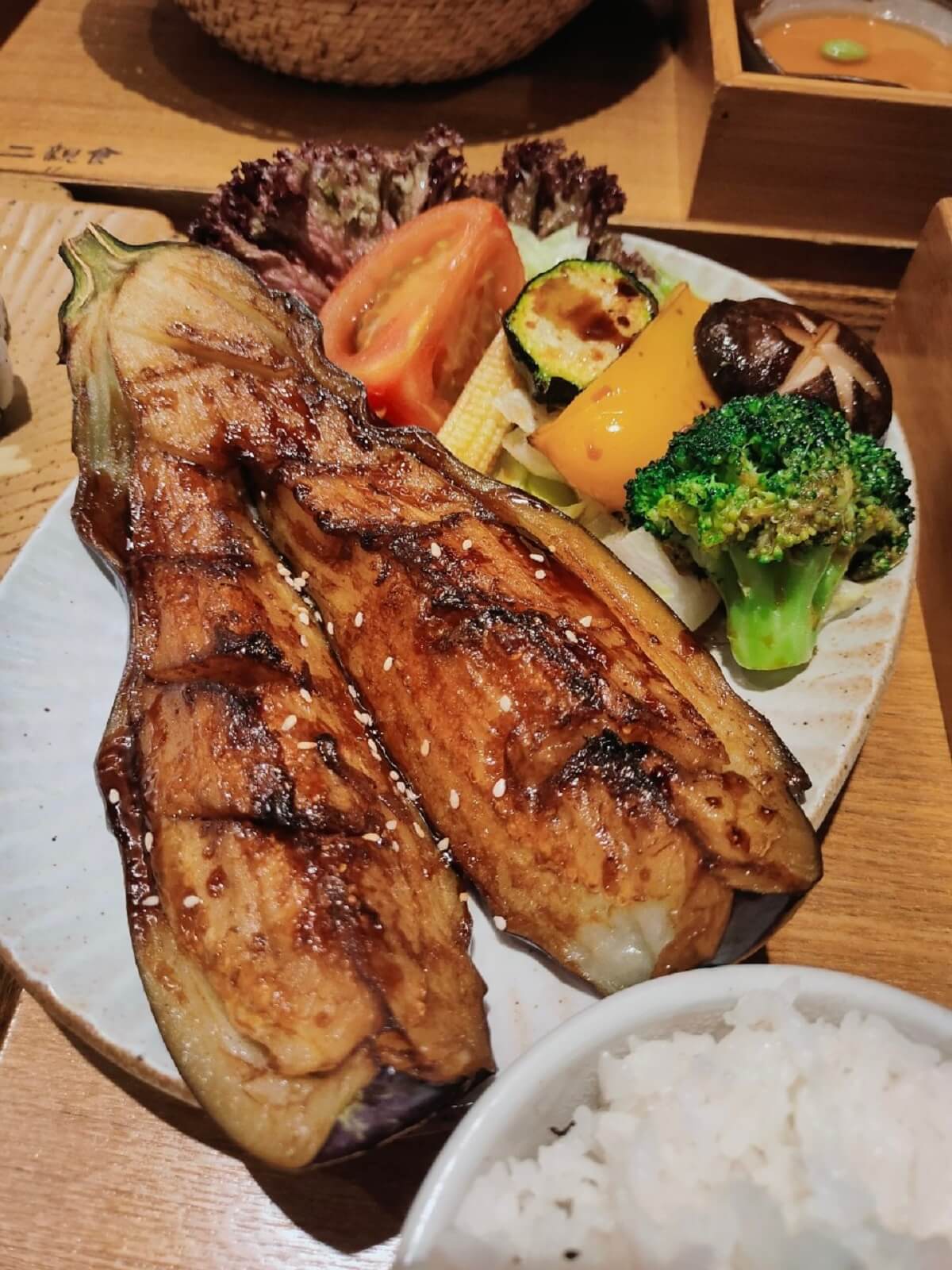 【八二親食健康料理】番茄風味桑拿米線、蒲燒茄子、炙燒紫酥捲,健康美食饗宴! - 第12張圖 八二親食