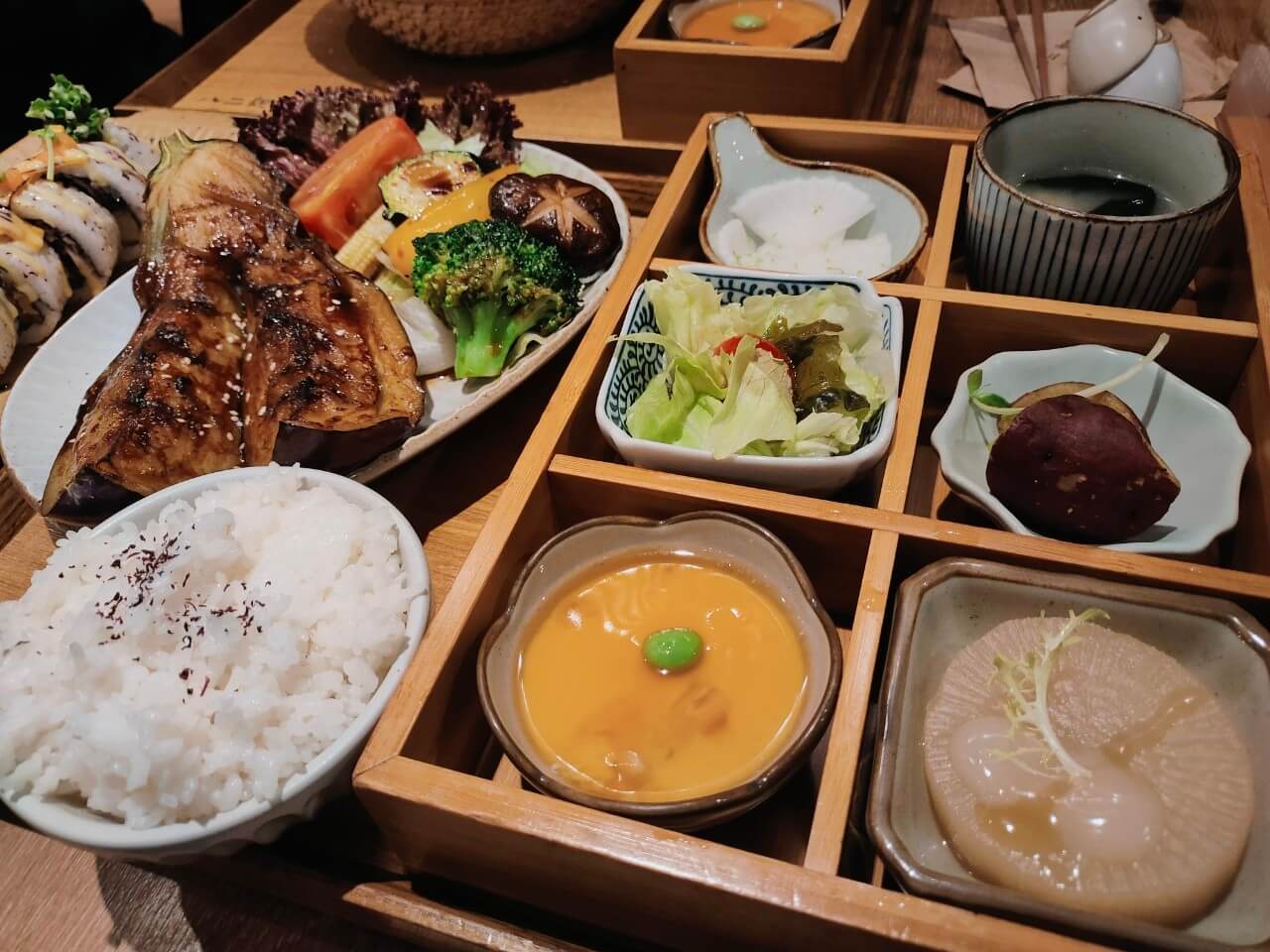 【八二親食健康料理】番茄風味桑拿米線、蒲燒茄子、炙燒紫酥捲,健康美食饗宴! - 第11張圖 八二親食