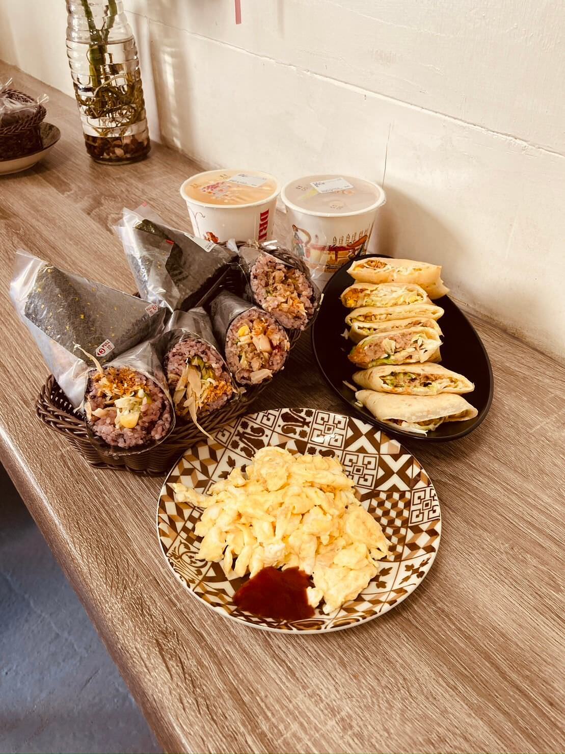 頭份早餐】家廚房早午餐|輕食早餐|海苔飯捲、三角飯糰、蔬菜蛋餅– Sugar點心糖