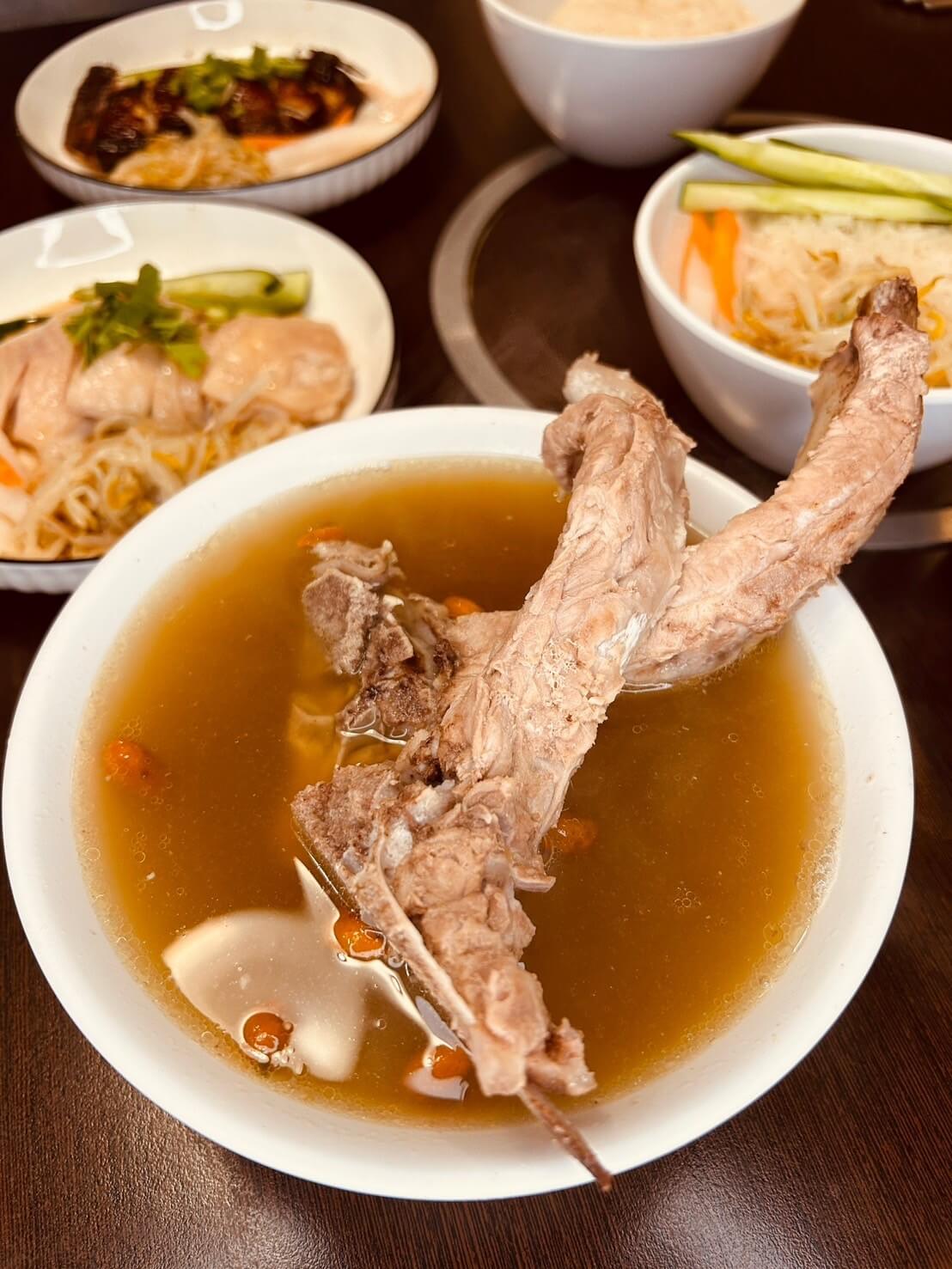 新竹巨城龍虎海南雞飯推薦!香蘭葉與川味口水雞多樣異國風味 - 第21張圖