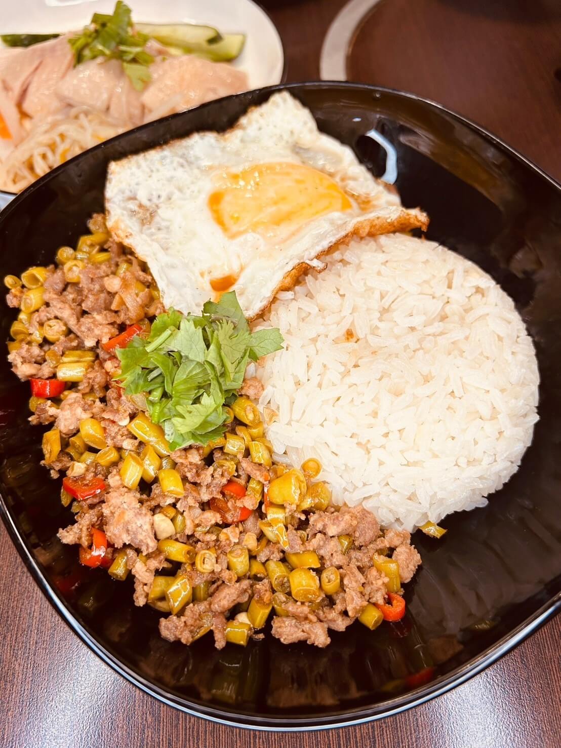 新竹巨城龍虎海南雞飯推薦!香蘭葉與川味口水雞多樣異國風味 - 第16張圖