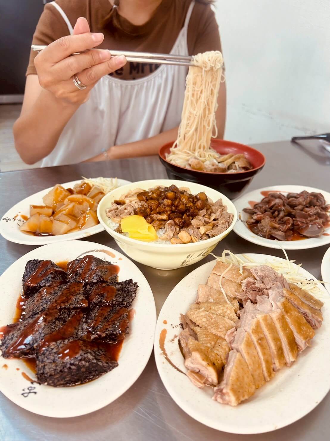 【免費加湯】頭份竹南美食|萬安當歸鴨肉飯|黑金滷汁+溫體鴨 - 第1張圖