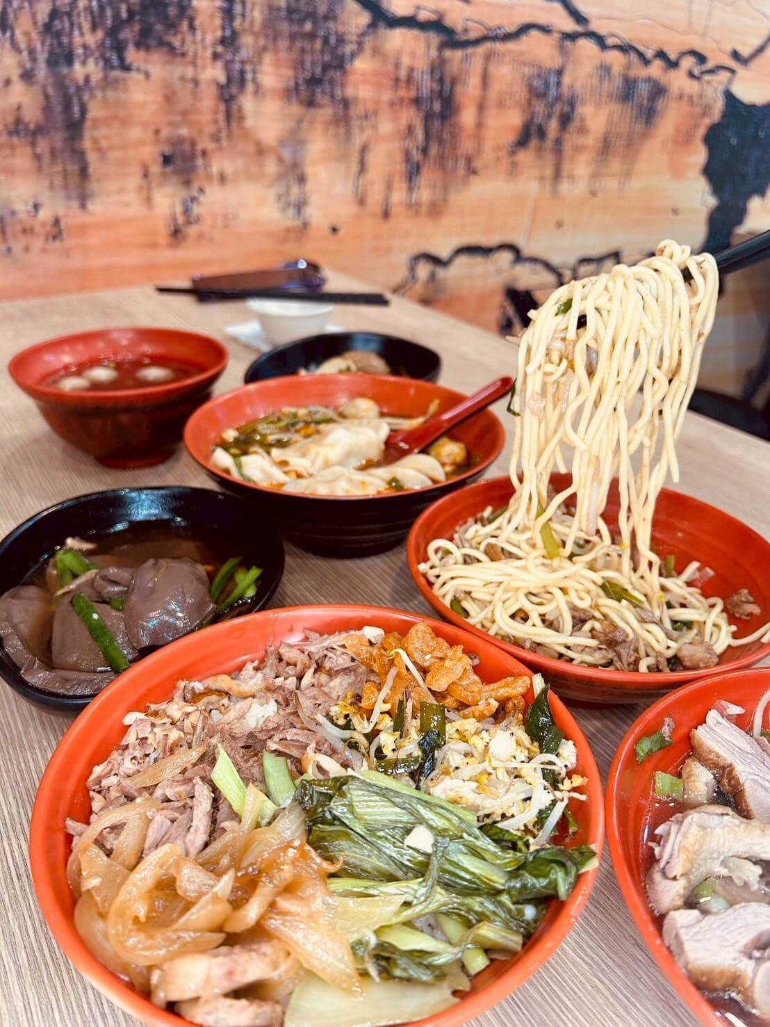 新竹鴨香飯推薦|竹南在地人推薦吳家鴨香飯!46年老字號煙燻鴨肉 - 第1張圖