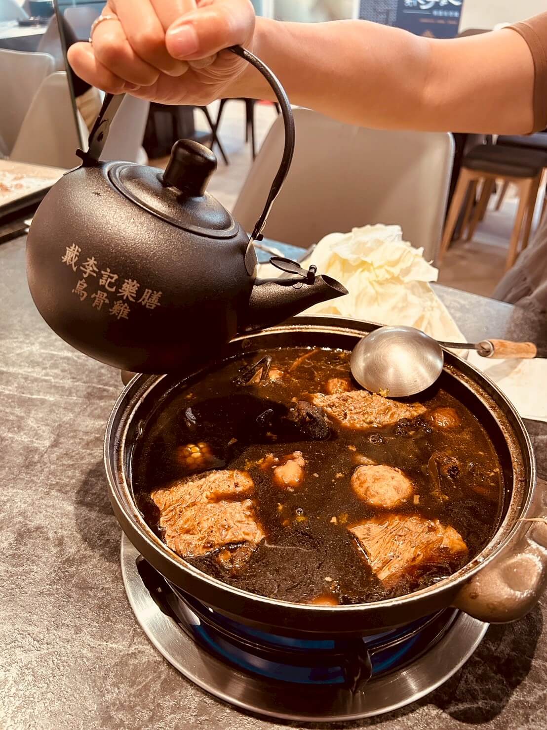 戴李記藥膳烏骨雞:新竹飄香30年|藥膳鍋650元起!四十味藥膳溫補不燥,冬夏都適合 - 第31張圖